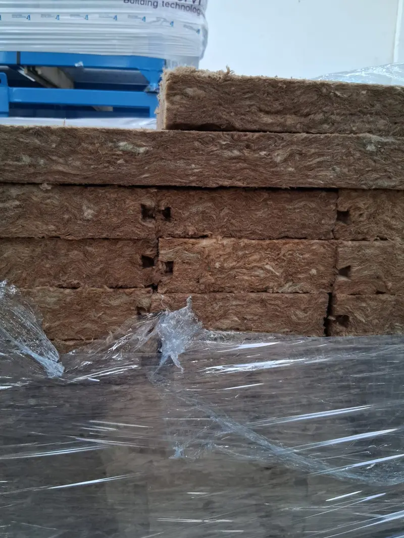 Preparaiamo la lana di roccia bancalata e imbustata per la spezione lana di roccia preparata su bancale